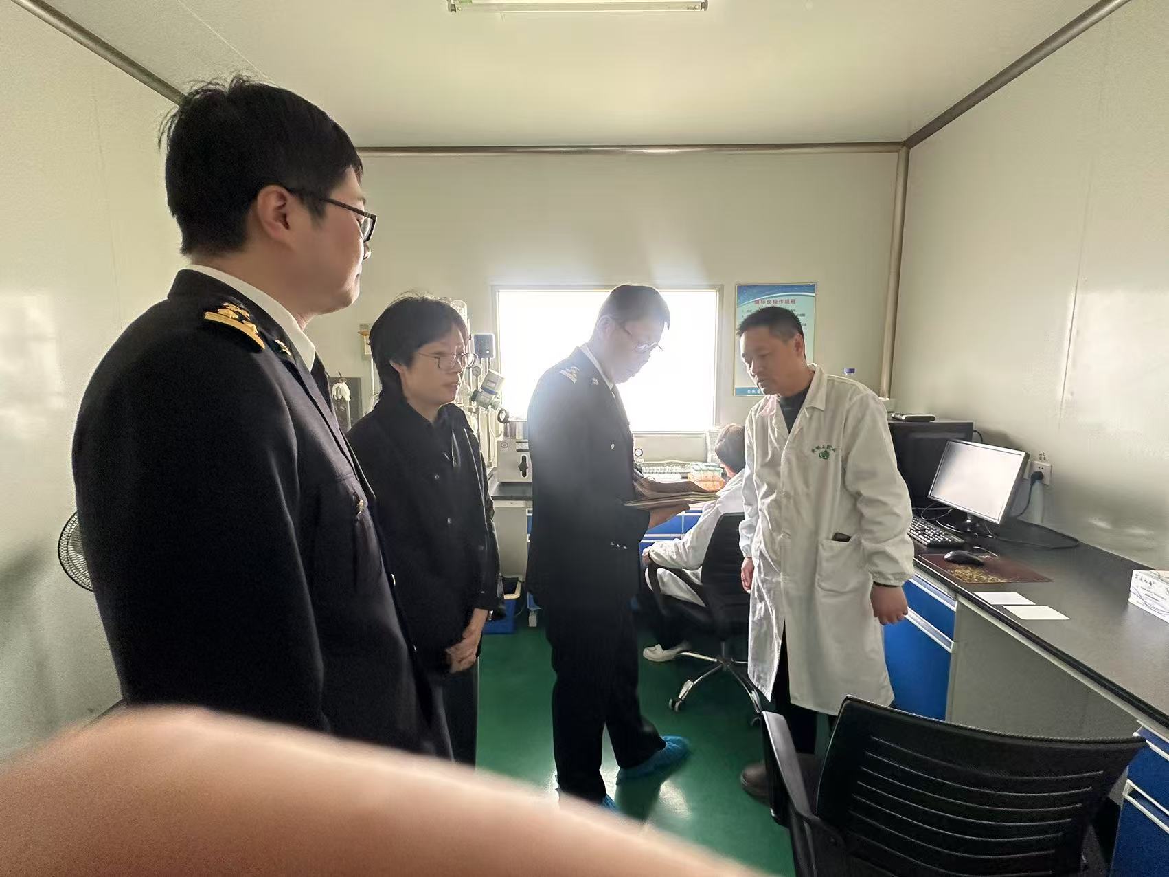 考察实验室.jpg